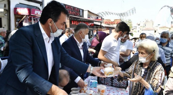 Çarşıda aşure bereketi