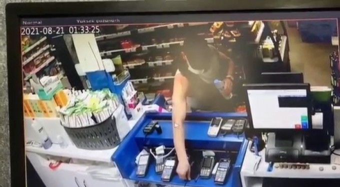 Benzin istasyonundaki hırsızlık kameraya yansıdı