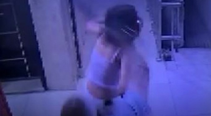 'Arabasının alarmı öttü' diye 13 yaşındaki kızı kemerle dövdü