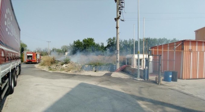 Yeşil alandaki yangın fabrikaya ulaşmadan söndürüldü