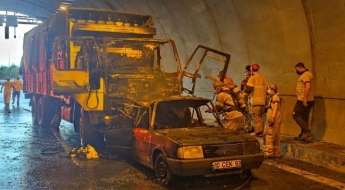 İzmir-Aydın Otoyolu'nda feci kaza: 4 ölü, 2 yaralı