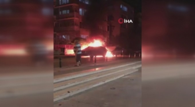 Bursa'da park halindeki 2 otomobil alev alev yandı