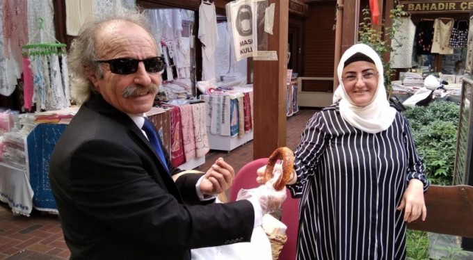 Takım elbisesi giyip simit satıyor