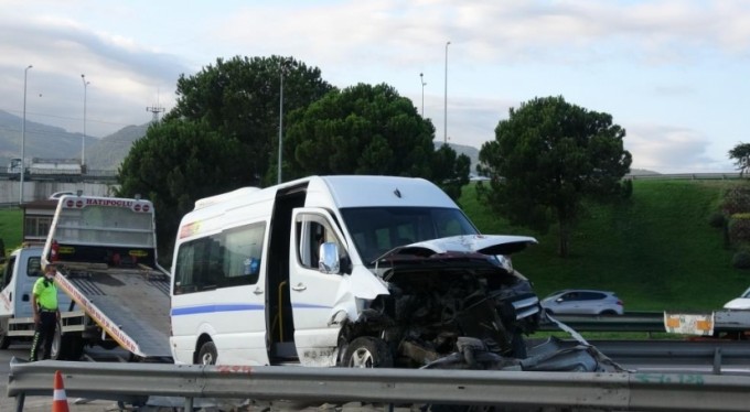 Bursa'da servis minibüsü kaza yaptı: 6 işçi yaralı
