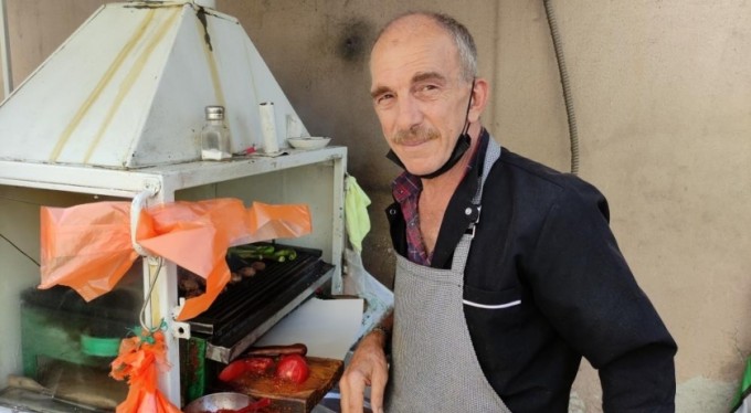 50 yıldır seyyar arabayla köfte satıyor