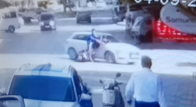 Bursa'da bisikletli gençlerin kazası kamerada