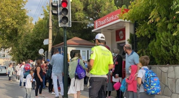 Bursa'da okullar açıldı trafik kilitlendi