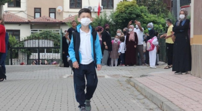 Bursa'da 582 bin öğrenci için ilk ders zili çaldı