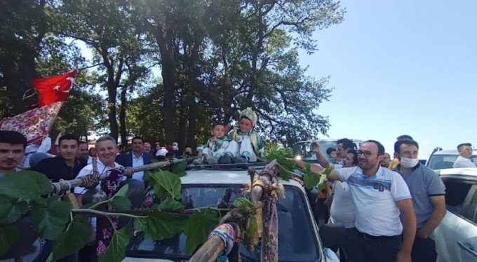 300 yıllık çanlarla düğün konvoyu