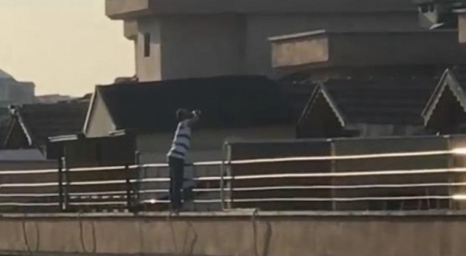 Alkollü şahıs, atlamak için çıktığı çatıda bile içki içmeye devam etti