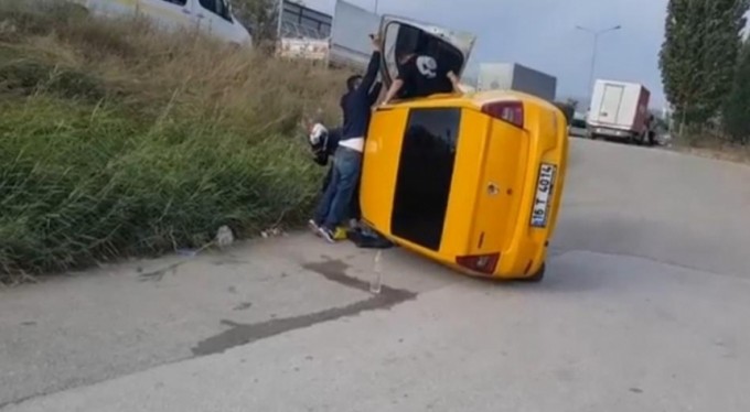 Bursa'da kamyonun sıkıştırdığı taksi takla attı: 2 yaralı
