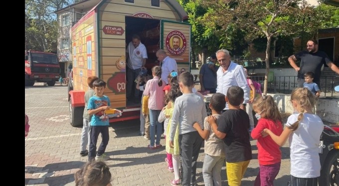 Köy köy gezip oyuncak dağıtıyor