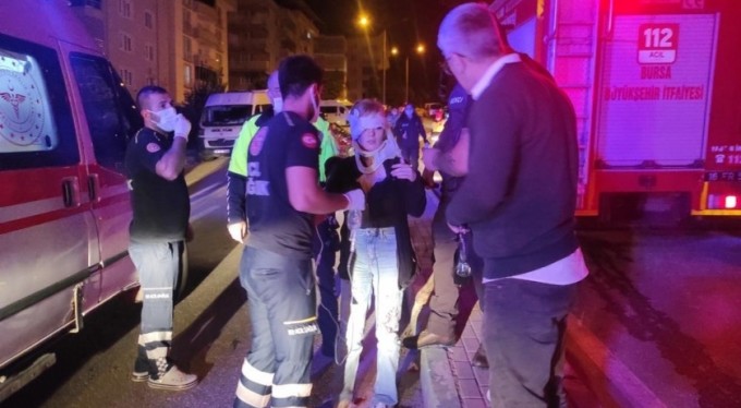 Bursa'da 3 kişin yaralandığı kazada, araçtaki içki şişeleri dikkat çekti