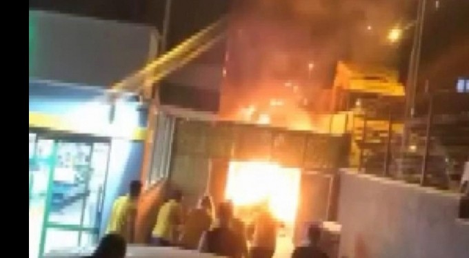 Bursa'da marketin karton deposu saniyeler içinde kül oldu