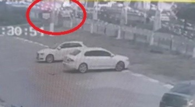 Kontrolden çıkan tır dereye uçtu: 2 yaralı