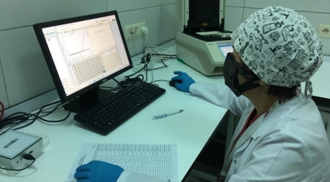 Aşısızlar, PCR test laboratuvarlarının yükünü artırıyor