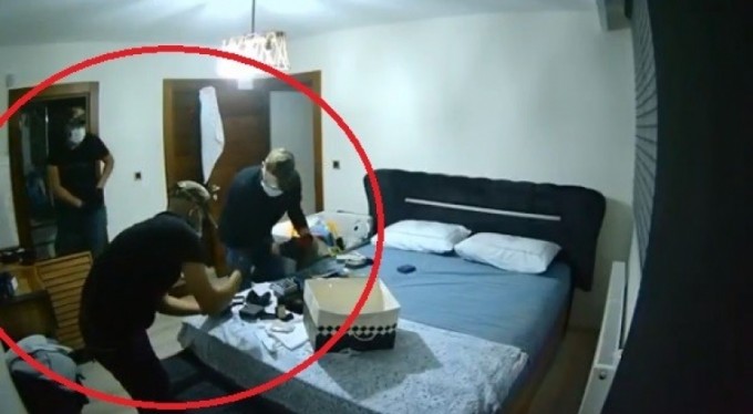 Silahlı hırsızlar bebek kamerasına yakalandı