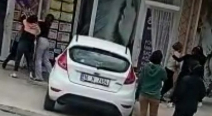 Kadınlar saç saça, baş başa birbirine girdi