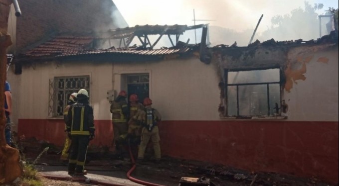 Tinerci evi yaktı, mahalleyi birbirine kattı