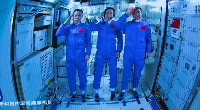 Çinli astronotlar 90 gün sonra uzay istasyonundan ayrıldı