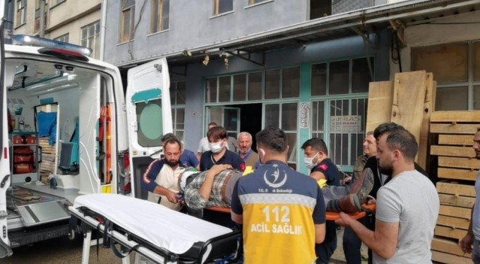 Kırılan demir sac hastanelik etti