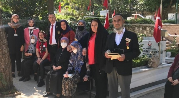 Huzurevi s&acirc;kinleri şehitleri andı