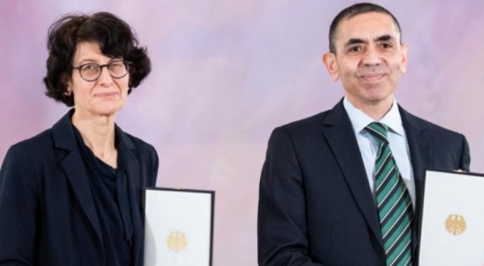 Şahin ve Türeci Almanya'nın en prestijli bilim ödülüne layık görüldü