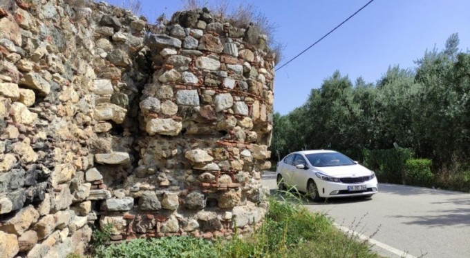 2500 yıllık surlar ortadan ayrıldı, yıkılma tehlikesiyle karşı karşıya