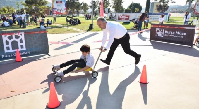 Bursa'da unutulmaya yüz tutmuş sokak oyunları çocuklarla buluştu