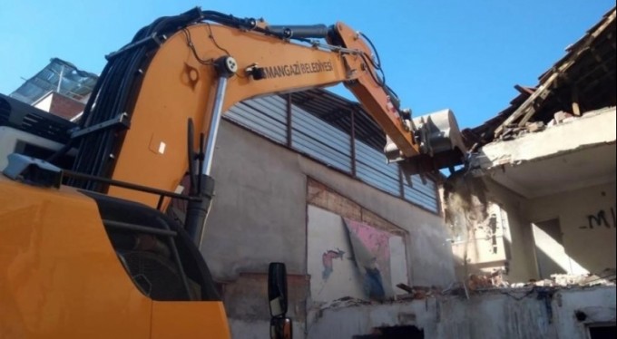Tehlike arz eden metr&ucirc;k binalar yıkıldı