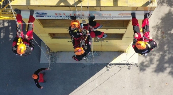 Bursa itfaiyesinden gerçek gibi tatbikat