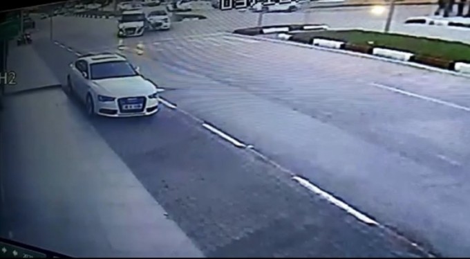 Otomobil ile polis otosu çarpıştı