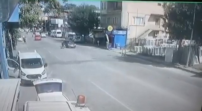 Karşıdan karşıya geçmek isteyen yayaya otomobil böyle çarptı