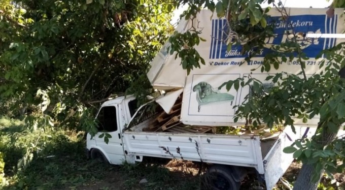 Kontrolden çıkan kamyonet bahçeye daldı