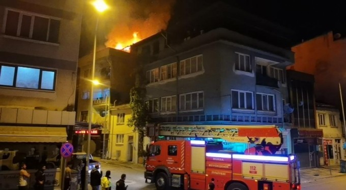 Apartmanın çatısı alev alev yandı.. Onlarca kişi sokağa çıkıp izledi