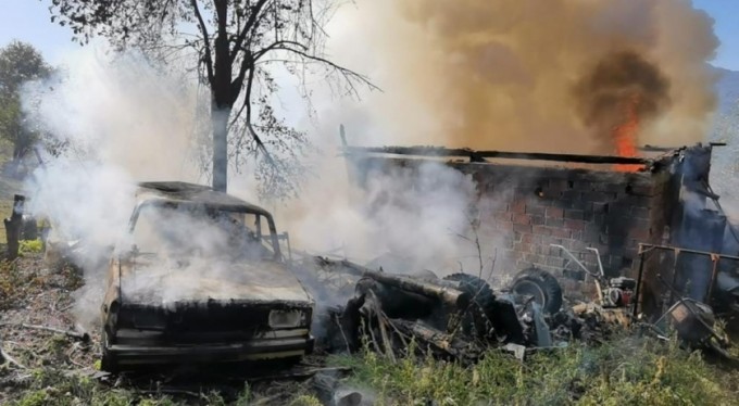 Depoda yangın... Otomobil hurdaya döndü