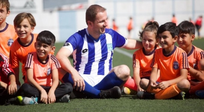 Genç vekil çocuklarla idmanda