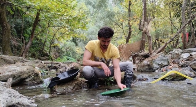 Derelerden altın toplayıp servet kazanıyorlar