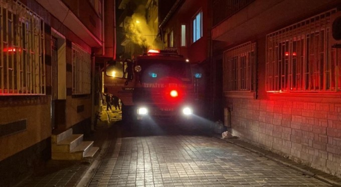 İtfaiye eri Türk Bayrağı'nı yanmaktan kurtardı