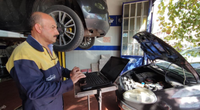 Hurdaya gidecek parçaları tamir ediyor