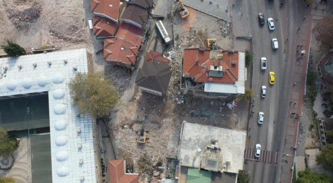 Bursa'nın tarihini gölgeleyen binalar yıkılyor