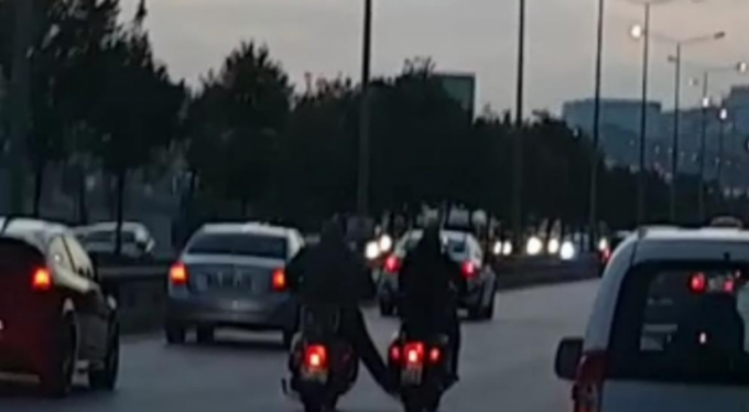 Bursa'da iki motosikletinin ilginç anları kameralara yansıdı