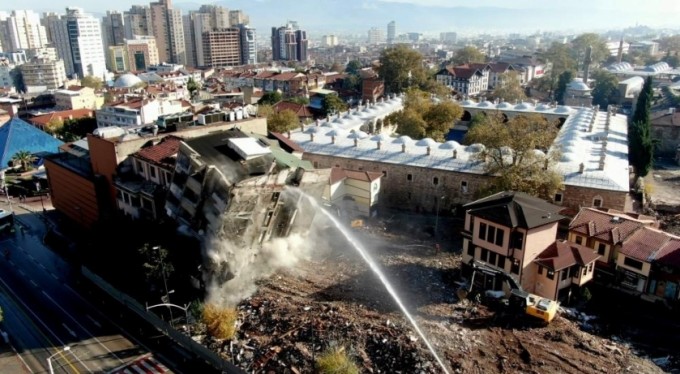 Bursa'da hHanlar Bölgesi'ndeki bir bina daha yıkıldı