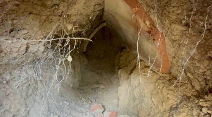 İznik'te defineciler tarlaları köstebek yuvasına çevirdi