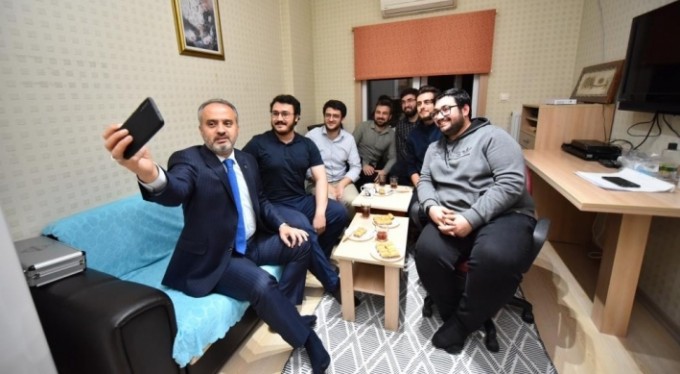 Üniversiteliler su indirimini çiğ köfteyle kutladı