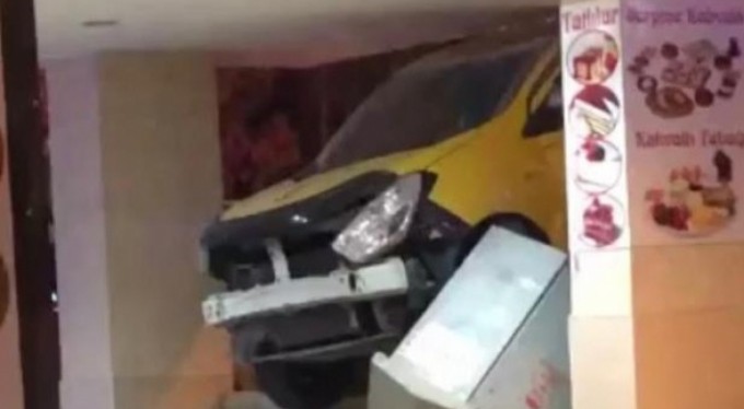 Bursa'da kontrolden çıkan taksi dükk&acirc;na girdi