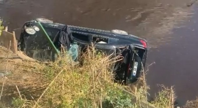 Bursa'da direksiyon hakimiyetini kaybeden sürücü dereye uçtu