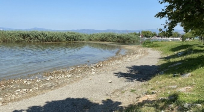 İznik'te göl kenarında el bombası bulundu