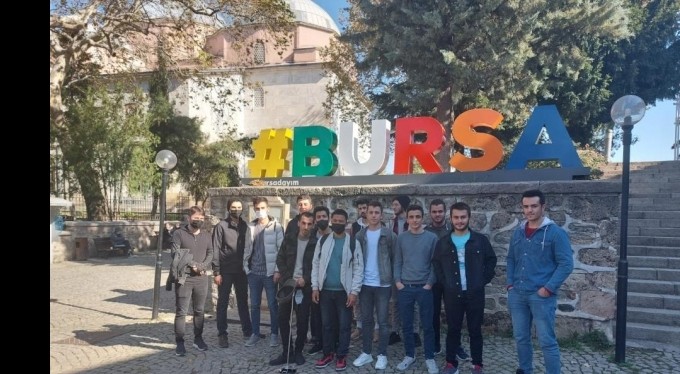 Gençlik Bursa'da yollarda