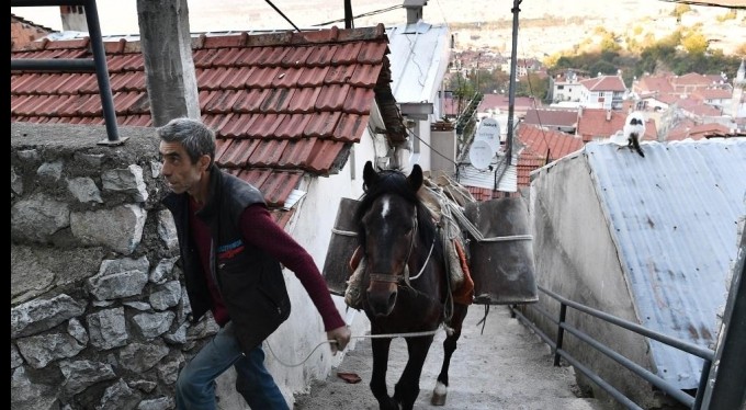 Belediye atla malzeme taşıyıp yol yapıyor